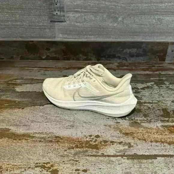 Nike White Running Shoes Women’s 9.5 US Slightly Used - Picture 3 of 3